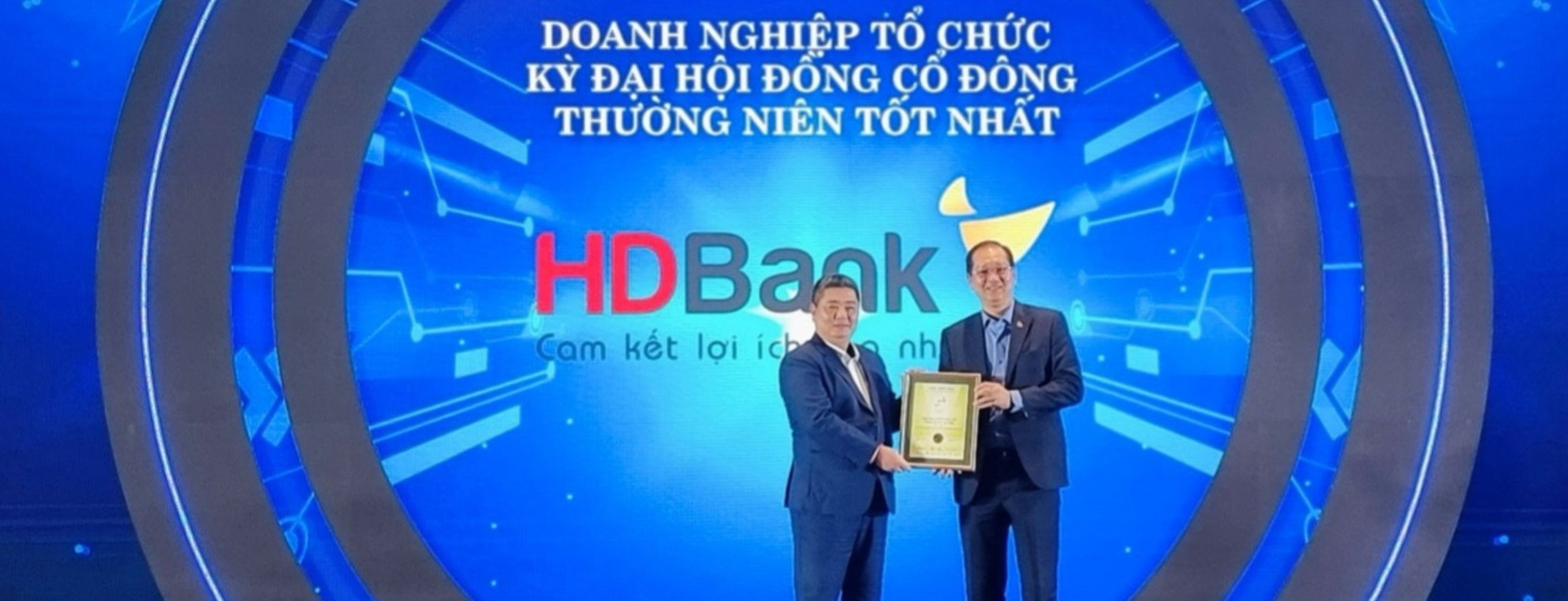 HDBank nhận cúp đúp giải thưởng Báo cáo thường niên và tổ chức ĐHĐCĐ tốt nhất