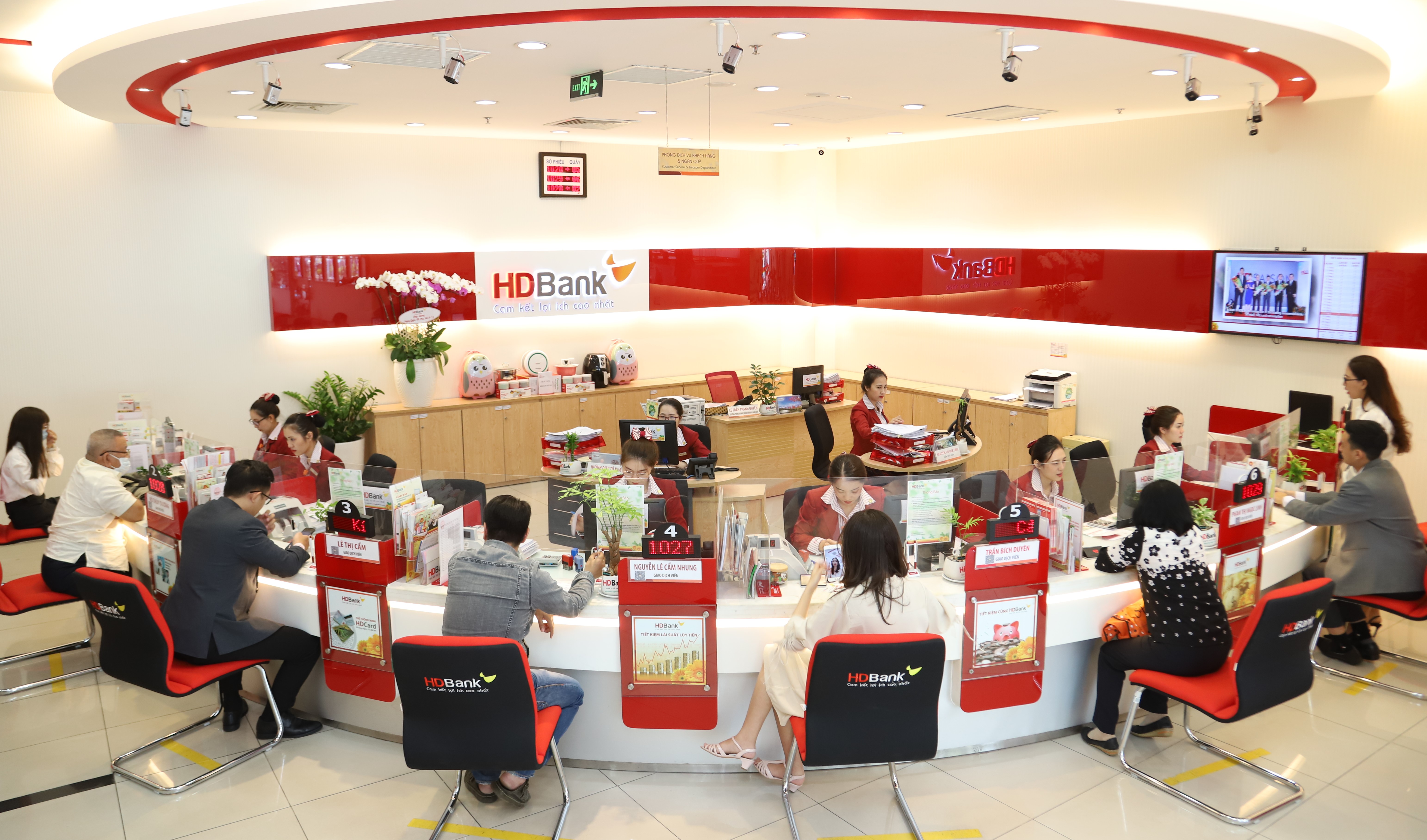 Nhìn vào hình ảnh của HDBank, bạn sẽ cảm nhận được sự mạnh mẽ, đổi mới và sáng tạo của ngân hàng hàng đầu Việt Nam này. Hãy cùng tìm hiểu thêm về HDBank qua hình ảnh đầy ấn tượng.
