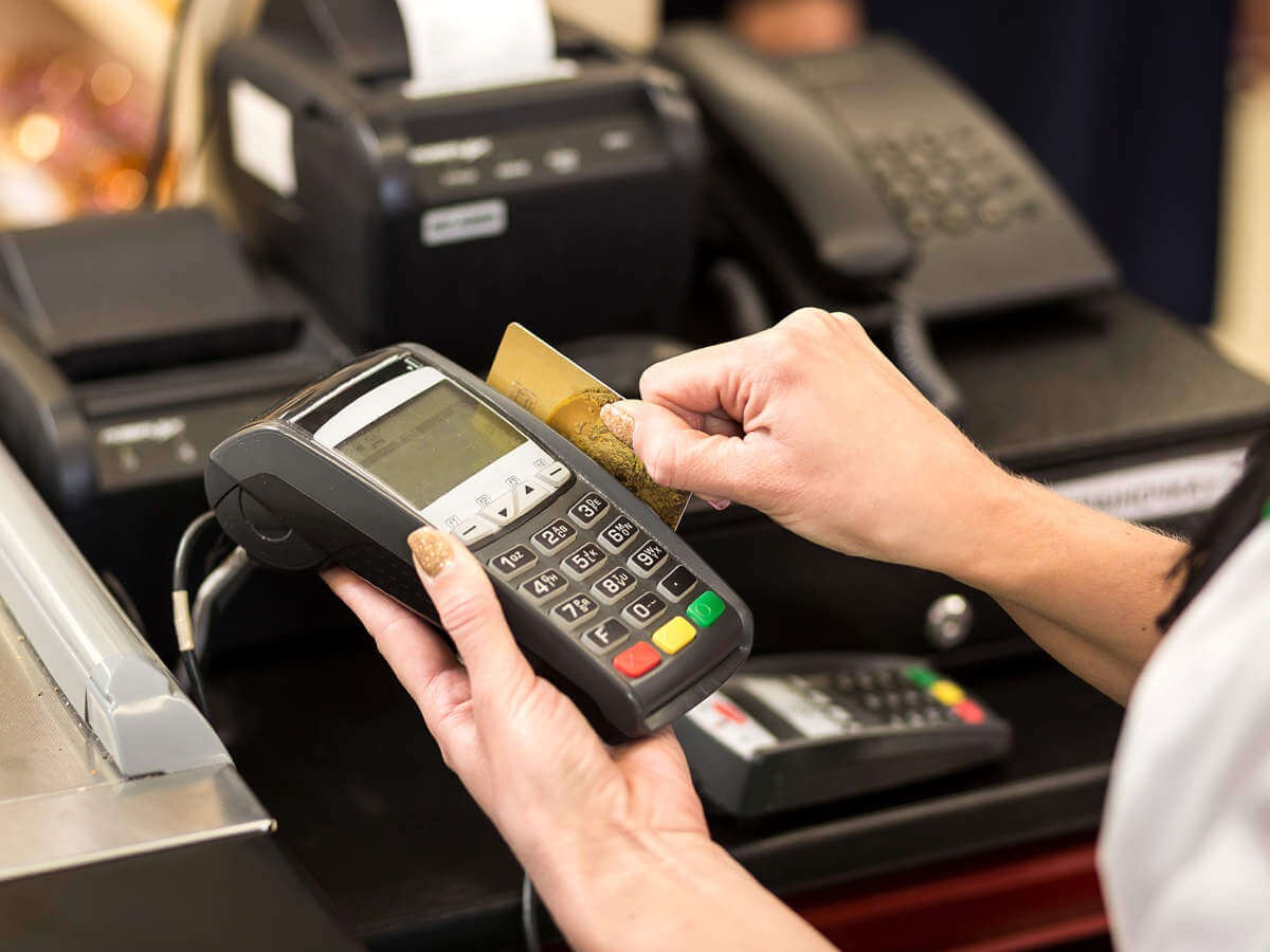 Có cần đăng ký gì để sử dụng máy quẹt thẻ tín dụng?
