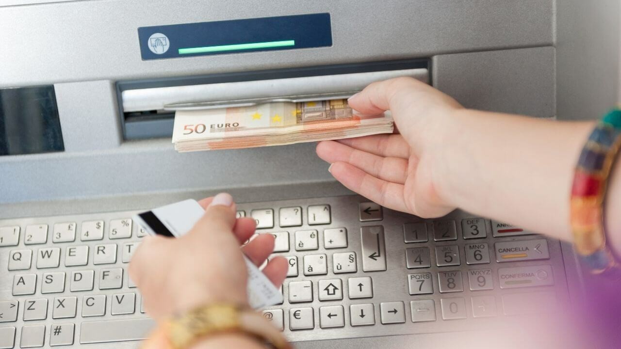 Cần phải làm gì nếu cây ATM báo lỗi khi rút số tiền khác?
